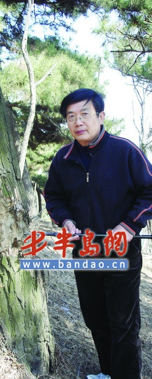 青島：太平山上出現個“周扒皮” 專門繞圈扒樹皮