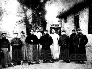 1920年1月毛澤東在陶然亭慈悲庵與部分“復學社”成員合影。