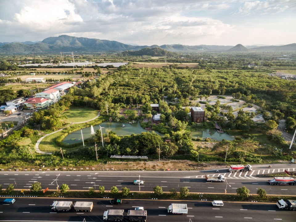 高速路旁的鄉(xiāng)土風格開放型城市公園