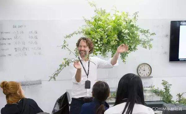 自由動態(tài)的花藝設(shè)計帶來富有張力的視覺效果