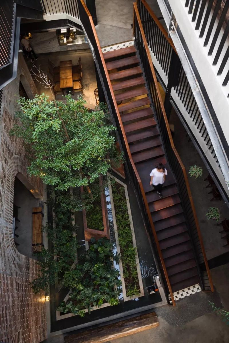 No.1986 咖啡餐廳，奇奇怪怪的‘烏鴉嘴’空間 / Le House