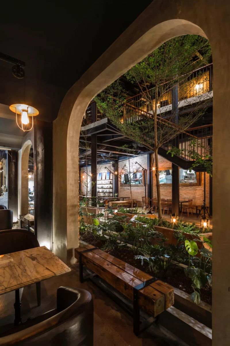 No.1986 咖啡餐廳，奇奇怪怪的‘烏鴉嘴’空間 / Le House