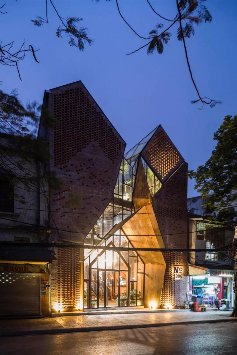 No.1986 咖啡餐廳，奇奇怪怪的‘烏鴉嘴’空間 / Le House