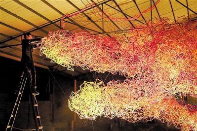 變“廢”為美 十萬(wàn)根吸管拼成巨龍