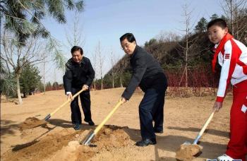 胡錦濤在第九屆園博會選址區(qū)參加義務(wù)植樹